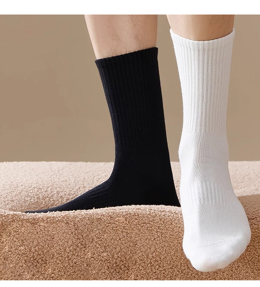 Seamless Unisex Ribbed Crew Socks