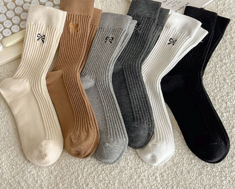 Womens Embroidered Ribbon Crew Socks