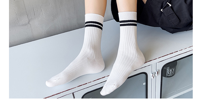 Women's Two-Stripe Point Line Socks
