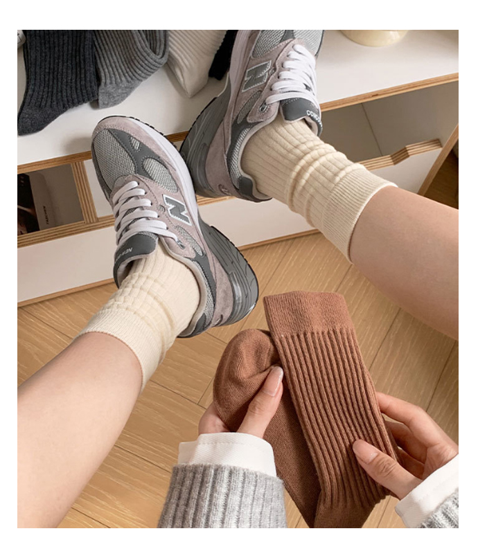 Women's Modern Simple Ribbed Mid-Calf Socks