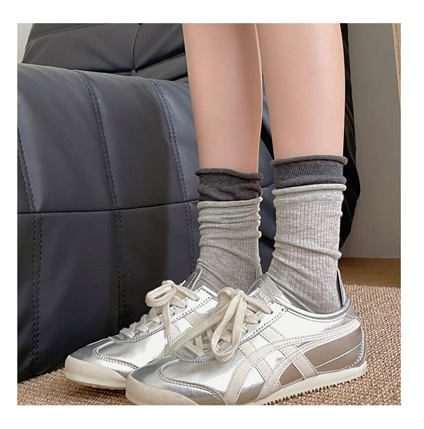 Lightweight Ribbed Compression-Free Mid-Weight Socks