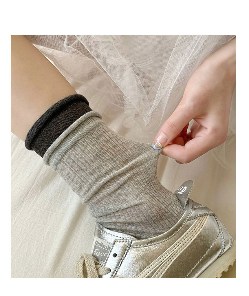 Lightweight Ribbed Compression-Free Mid-Weight Socks